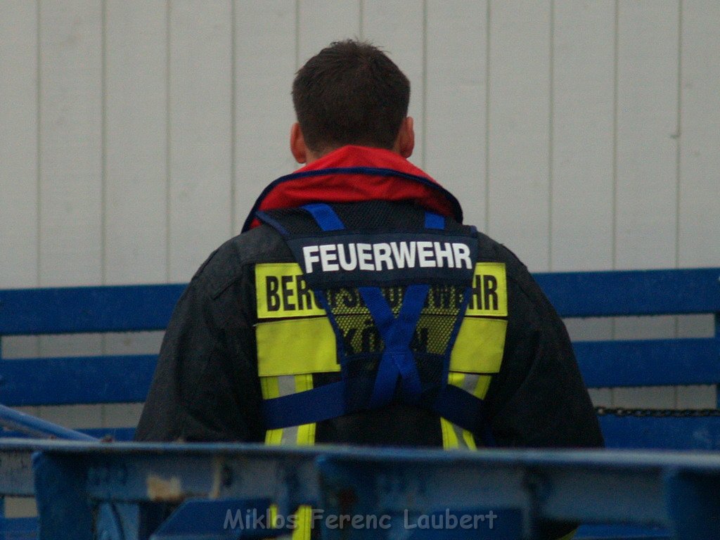 Person gesprungen Koeln Muelheim Muelheimer Bruecke    P36.JPG